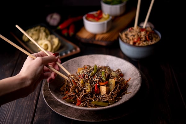 Restauration asiatique 4.0 : Comment le digital redéfinit l’expérience culinaire